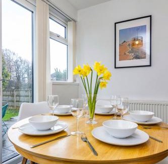 Bramcote House | University View-Off-Street Parking-Sleeps 8-Fast WiFi