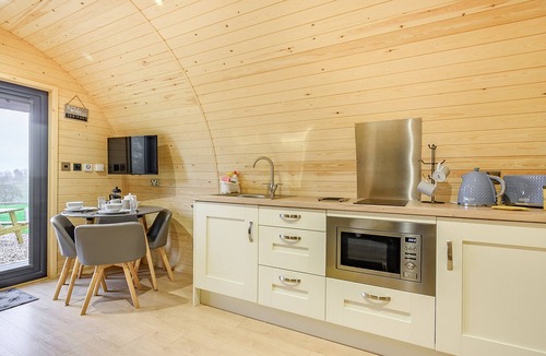 East Haddon Cottage | Unwind in a relaxing a fun accommodation in a beautiful rural setting.