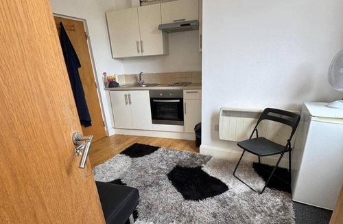 Tollington Apartment | Upper Holloway Studio, 1 Min to Station, Sleeps 2