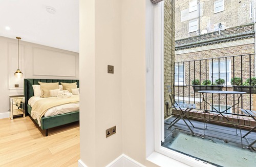 Abbey Road House | Upscale 3-BR Haven in High-end and Trendy Location
