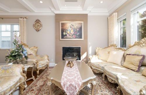 Kerrisdale Villa | Upscale Villa in quiet street with grand family living space and luxury bedrooms