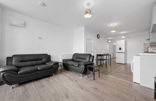 Leicester House | Urban Comfort: Stylish 3BR 2BATH with FREE Parking