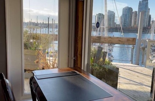 Fairview House | Vancouver Waterfront 1480SF 2BR Townhome with Deck