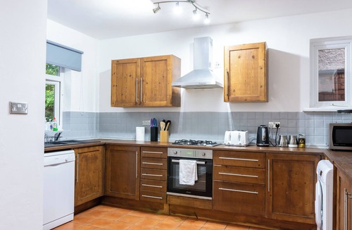 Mapperley House | Very spacious 4-bedroom house close to city centre. Sleeps up to 9!