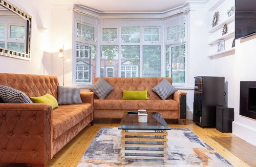 Mapperley House | Very spacious 4-bedroom house close to city centre. Sleeps up to 9!