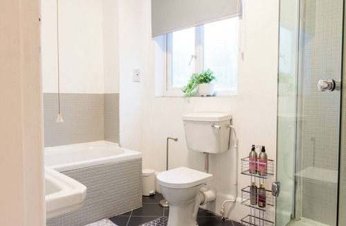 Mapperley House | Very spacious 4-bedroom house close to city centre. Sleeps up to 9!