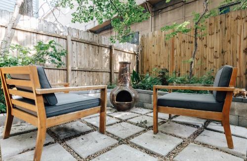 West Campus Apartment | Victorian Gem near UT Perfect for Back to School, Football, ACL & F1 with Free Parking