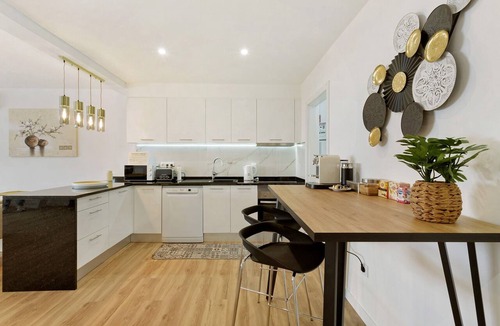 Gaula Apartment | 'View Suite' Room with Mountain View, Wi-Fi and Air Conditioning
