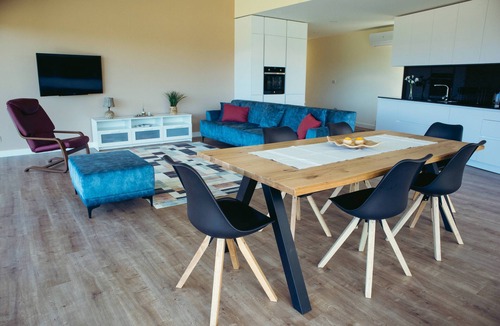 Lanhelas Villa | Villa Amores Riverview - Scenic Getaway | uChill