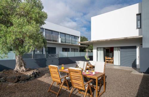 Pedras Pretas Villa | Villa Girassol by An Island Apart
