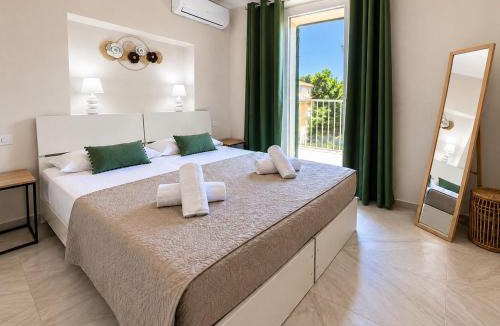 Albate House | Villa Patrizia - Suite esclusive con parcheggio privato