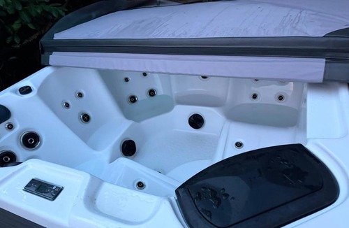 Eastcote and East Ruislip Villa | Villa Sleeps 17 - Hot Tub Garden Free Parking