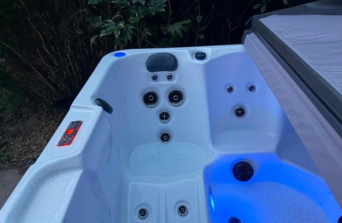Eastcote and East Ruislip Villa | Villa Sleeps 17 - Hot Tub Garden Free Parking