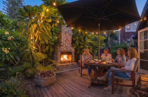 Waikanae House | Waikanae Olde Beach Palm Cottage 2 min to Beach