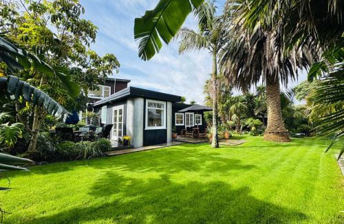 Waikanae House | Waikanae Olde Beach Palm Cottage 2 min to Beach