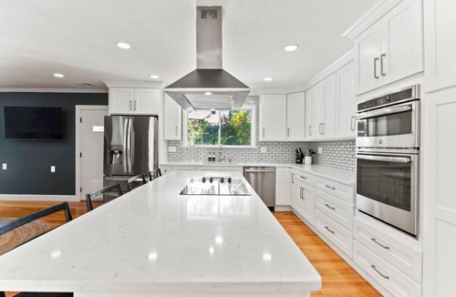 West Yarmouth House | WALK to the Beach + FirePit, Bikes, Paddleboards - Modern House