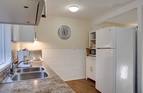 Sicamous House | Walking Distance to Mara Lake, 1 Bedroom, Sleeps 2, 1 Bath