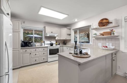 Harrison Hot Springs House | Waterfront Retreat with Hottub/Sauna/Games on Harrison Lake