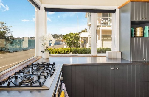 Miramar House | Waterfront 2-bed cottage, Karaka Bays