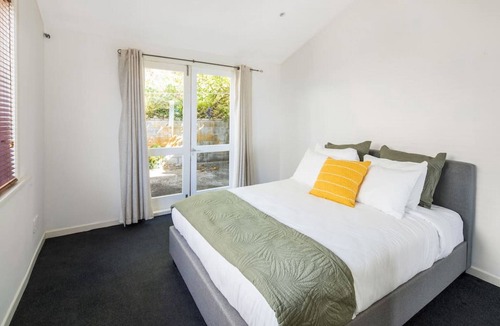 Miramar House | Waterfront 2-bed cottage, Karaka Bays