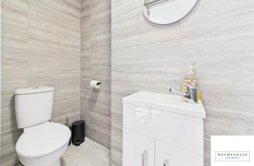 Weston Apartment | Waterfront by Holmesdale Homes