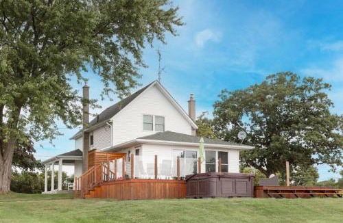 Greater Napanee House | Waterfront with Hot Tub Joanie's Farmhouse