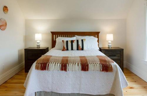 Greater Napanee House | Waterfront with Hot Tub Joanie's Farmhouse