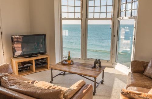 Totland Bay Apartment | Water’s Edge Apartment at Beach House