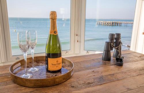 Totland Bay Apartment | Water’s Edge Apartment at Beach House