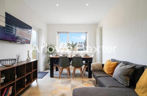 Watford House | Watford Large 5BR Home - Contractors & Families