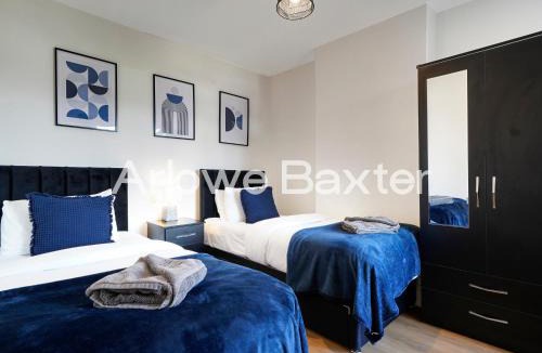 Watford House | Watford Large 5BR Home - Contractors & Families
