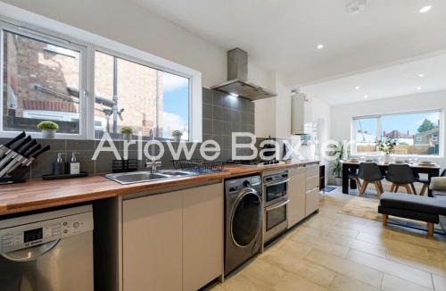 Watford House | Watford Large 5BR Home - Contractors & Families