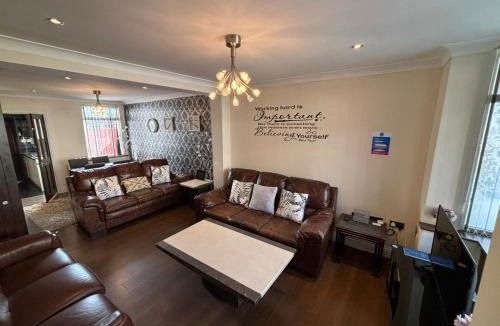 Watford House | Watford Stays near Harry Potter Studios - Self Check-In