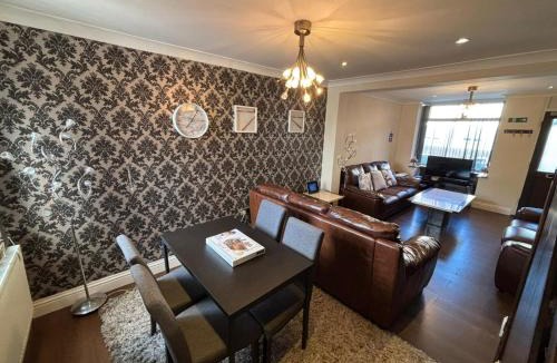 Watford House | Watford Stays near Harry Potter Studios - Self Check-In