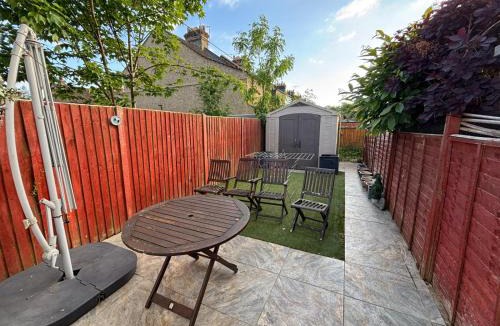 Watford House | Watford Stays near Harry Potter Studios - Self Check-In