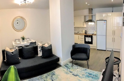 Watford Town Centre Apartment | Watford WD18 - Charming 1Bedroom/1Bathroom Flat with FREE WIFI and Parking