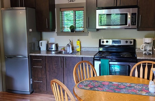 Port Renfrew Cottage | Welcome to Port Renfrew's pet friendly residence