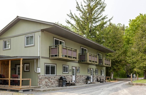 Bloomfield House | Westlake Cottages The Rosehall PEC Waterfront Stay
