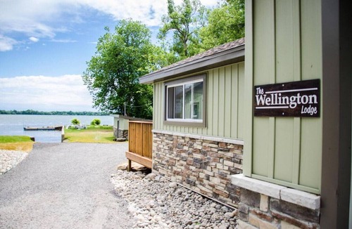 Bloomfield House | Westlake Cottages - Wellington Lodge, right on the lake