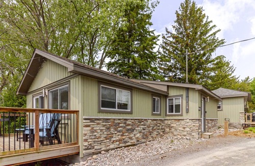 Bloomfield House | Westlake Cottages - Wellington Lodge, right on the lake