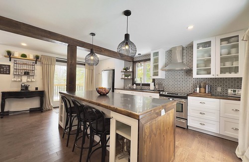 Lac-Superieur Ski Chalet | White Cottage - Lake and Hot Tub - Mont-Tremblant Area