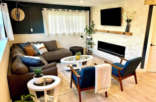 Chilliwack Proper Village West House | White Stone Suite, 2BRM, Cozy Fireplace, Open Concept, Pet-Friendly