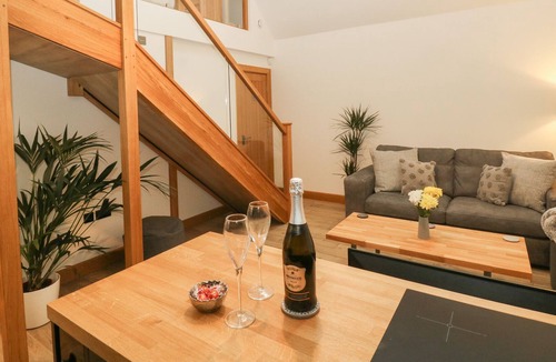 Ault Hucknall Cottage | WHITES' BARN, luxury holiday cottage, with a garden in Glapwell