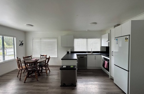 Takaka House | Whole house, walking distance to town, privacy and beautiful rural views