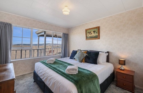 Richmond Heights House | With Spa! 5min to town / lake *No Service Fee*