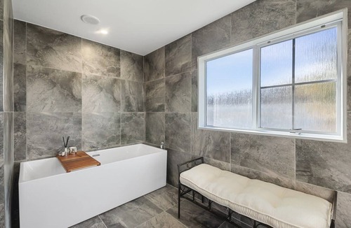 Richmond Heights House | With Spa! 5min to town / lake *No Service Fee*