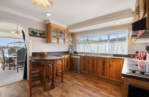 Richmond Heights House | With Spa! 5min to town / lake *No Service Fee*