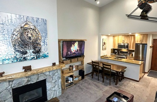Upper Village Condo | XL Luxury Penthouse. Aspens. Ski-in-out. King.3hot tubs.BBQ.Decks. Notate bene!