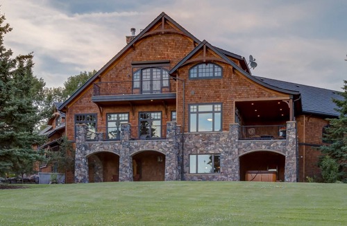 Priddis House | Yellowstone like ranch house retreat 15 minutes from Calgary city limits!