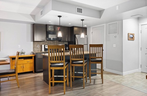 Dead Man's Flats Condo | ⛰️Your Rocky Mountain Getaway Awaits! Pet friendly!⛰️ close to Banff, pet friendly